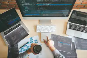 professioneller Entwickler Programmierer arbeitet Softwaredesign Website-Technologie Codierung Schreiben von Codes Datenbank Firmenbüro globale Technologie Cyber-Konnektivität